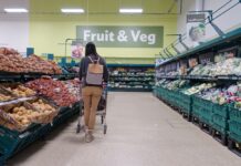 Supermarkets face a potential ban on fruit and veg plastic packaging as the government considers a return to traditional 'greengrocer' style methods.